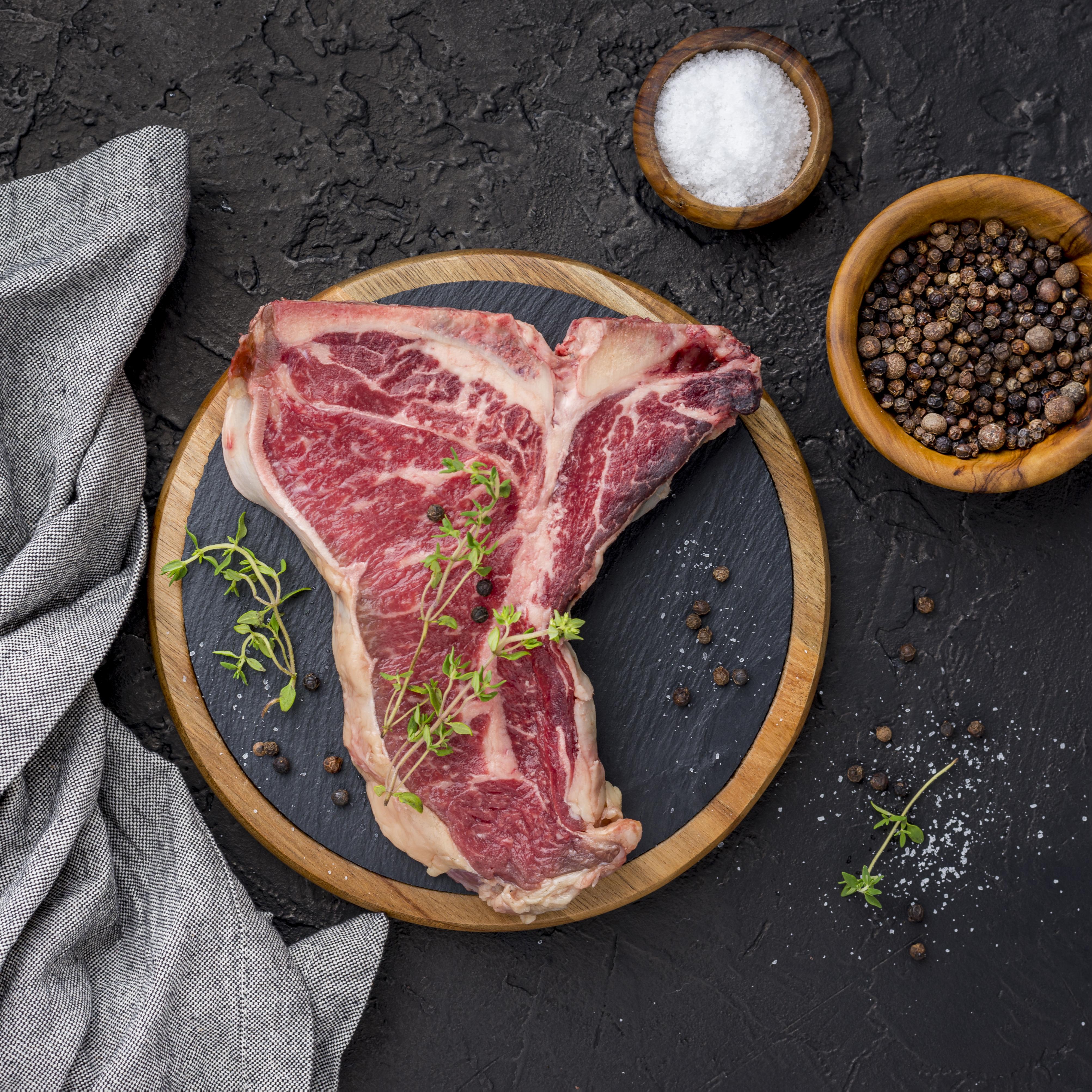 Antricot cu os de Black Angus pe fundal rustic